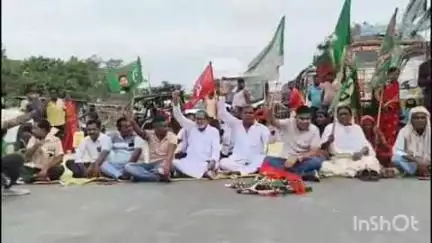 बंजरिया: चैलाहा में एनएच पर बैठकर राजद कार्यकर्ताओं ने केंद्र व राज्य सरकार की नीतियों का किया विरोध