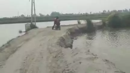 अमृतपुर: तीसराम की मडैयों में जाने वाला रोड बाढ़ के पानी से कटने लगा, ग्रामीणों में दहशत, उच्च अधिकारी कुंभकरण की नींद में सोए