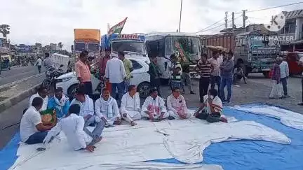 गोरौल: वोटर लिस्ट के पुनरीक्षण के खिलाफ एनएच-22 पर गोरौल चौक पर महागठबंधन ने दिया धरना
