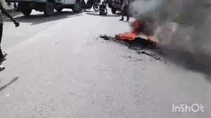 हाजीपुर: हाजीपुर-जंदाहा मार्ग पर नाईपर गेट के पास बिहार प्रदेश मजदूर कल्याण संघ द्वारा की गई देशव्यापी हड़ताल