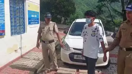 कर्णप्रयाग: पंचायत चुनावों के दृष्टिगत चेकिंग अभियान में 6 पेटी अवैध अंग्रेजी शराब के साथ एक व्यक्ति को किया गया गिरफ्तार