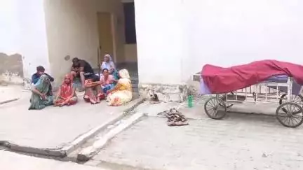 एटा: गांव जिरसमी में संदिग्ध परिस्थितियों में 38 वर्षीय व्यक्ति फांसी के फंदे पर लटका मिला, डॉक्टरों ने किया मृत घोषित