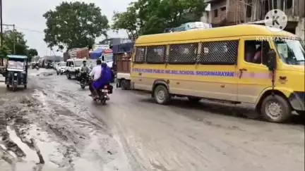 बलौदाबाज़ार: बलौदाबाजार कलेक्टर के निर्देश के बावजूद गिधौरी-शिवरीनारायण जर्जर सड़क नहीं हुई ठीक, कई गाड़ियां फंसी, जाम की स्थिति
