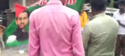 sukela bhargama araria 
Aadhi Rampur Chauk per Road Jaam Kiya Hai