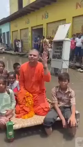 ये स्मार्ट सिटी 'आगरा’ का दृश्य है। 

एक संत महाराज योगी 'महाराज' के विकास की पोल खोल रहे हैं।
