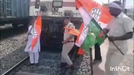 आरा: बिहार बंद को लेकर कांग्रेस नेताओं ने आरा रेलवे स्टेशन पर फरक्का एक्सप्रेस ट्रेन रोककर किया प्रदर्शन