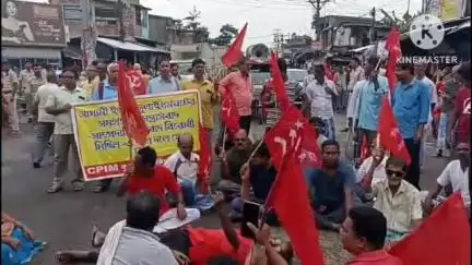 কুলপি: ধর্মঘট পালন করতে রাস্তার উপরে বিক্ষোভকারীরা শুয়ে পড়ে গাড়ি বন্ধ করে দিল কুলপির মোড়ে পুলিশ গিয়ে কি করল দেখুন
