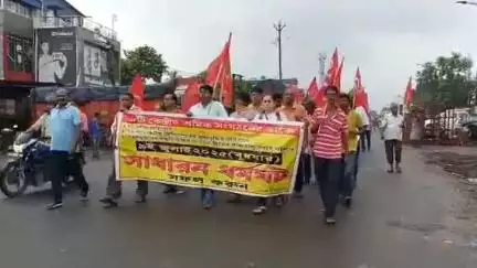 কাঁকসা: বামেদের ডাকা বন্ধের প্রভাব পড়লো না পানাগড় বাজারে,বন্ধের সমর্থনে বামেদের মিছিল কে ঘিরে উত্তেজনা,পুলিশকে ঘিরে বিক্ষোভ