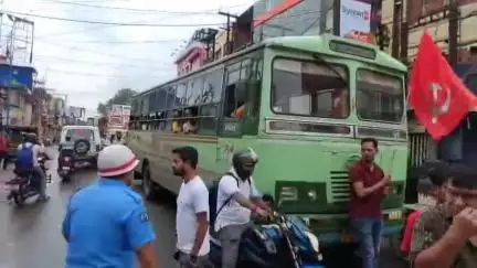 হাবরা ১: বামপন্থী শ্রমিক ইউনিয়নের ডাকে হাবরা এক নম্বর হয়ে রেলগেট এলাকা অবরোধ করে বিক্ষোভ