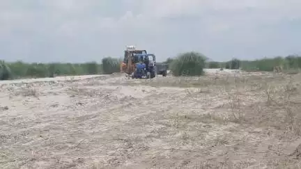 बैरिया: सिंगाही के पास गंडक नदी से अवैध बालू खनन करते जेसीबी और ट्रैक्टर ट्रॉली ज़ब्त