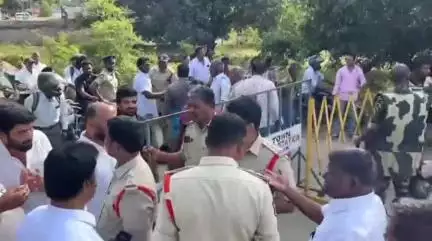 చిత్తూరు జిల్లా బంగారుపాలెం మార్కెట్లోకి పంపాలని వైసీపీ నాయకుల వాగ్వివాదం ఉద్రిక్తత వీడియో