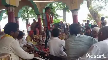 डम-डम डमरू बजावे भोला,
अपने नाचे हमके नचावे भोला#