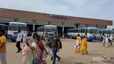 चरखी दादरी: राष्ट्रव्यापी हड़ताल का च.दादरी में कम असर, रोडवेज बसें चल रही हैं, लोगों ने धरना देकर जताया रोष