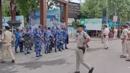 बेतिया: भारत बंद और बिहार बंद को लेकर बेतिया पुलिस हाई अलर्ट पर, चप्पे-चप्पे पर पुलिस की नज़र