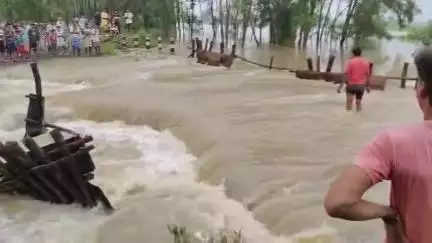 ভাতার: বৃষ্টিতে রাস্তার ওপর দিয়ে বইছে জল যাতায়াত বিচ্ছিন্ন, ঘটনা ভাতারের নারানপুর গ্রামে