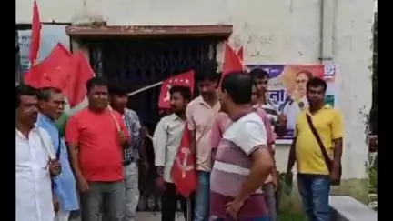 কুশমুণ্ডী: শ্রম কোডের বিরুদ্ধে রাজ্যজুড়ে ডাকা বামেদের ধর্মঘটে কুশমন্ডিতে পিকেটিং করল বাম সমর্থকরা