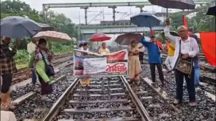 ব্যারাকপুর ২: চারটি শ্রম কোড বাতিল সহ বিভিন্ন দাবিতে ডাকা ধর্মঘটের সমর্থনে ব্যারাকপুরে সিপিআইএমের রেল ও রাস্তা অবরোধ