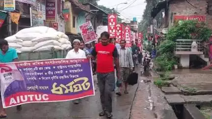 ময়না: সারা ভারত ধর্মঘটের সমর্থনে মিছিল ও বাইপাসের তিন রাস্তার মোড়ে পথ অবরোধ করল AIUTUC ও AIKKMS