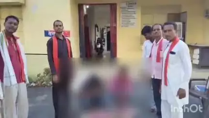 बटियागढ़: भगवती मानव कल्याण संगठन के कार्यकर्ताओं ने बाइक से शराब तस्करी पकड़ी, केरबना चौकी पुलिस को सौंपा
