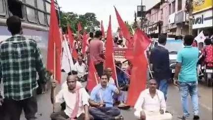 খেজুরি ১: হেঁড়িয়াতে আজ ধর্মঘটীদের মিছিল এবং116B জাতীয় সড়ক অবরোধে যানজটে আটকে গন পরিবহন সহ বহু পর্যটকদের গাড়ি