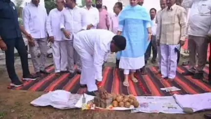 పటాన్​​చెరు: కాలనీలలో కోటి 26 లక్షల అంచనా వ్యయంతో చేపట్టనున్న సీసీ రోడ్డు, ప్రహరీ గోడ, వాటర్ డ్రైన్ నిర్మాణం పనులకు శంకుస్థాపన : MLA