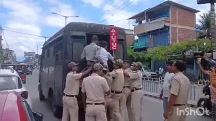 আলিপুরদুয়ার ১: দেশব্যাপি ধর্মঘট সফল করতে কলেজহল্টে রাষ্ট্রায়ত্ব ব্যাংক বন্ধ করতে গেলে বনধ সমর্থনকারীদের আটক করলো পুলিস,চললো ধস্তাধস্তি