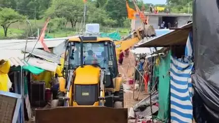 राजनगर: हादसे के बाद बागेश्वर धाम पर प्रशासन हुआ एक्टिव, अस्थाई होम स्टे व ढाबों पर चला बुलडोजर