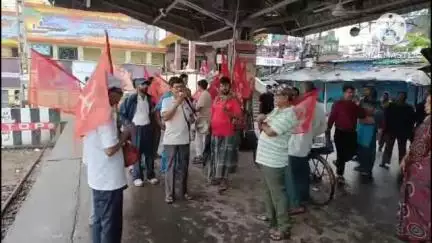 ডায়মন্ডহারবার ১: ট্রেনের ইলেক্ট্রিকের তারের উপর কলাপাতা ফেলে বিক্ষোভ দেখায় ডায়মন্ড হারবারে ট্রেন চলাচলে বিঘ্ন সমস্য পরে যাত্রীরা