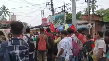 বারাসাত ১: সারা ভারত সাধারণ ধর্মঘট সফল করতে বামনগাছিতে মিছিল করলো বাম কর্মী সমর্থকেরা