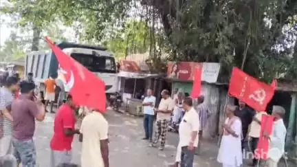 আলিপুরদুয়ার ১: বিভিন্ন ট্রেড ইউনিয়ন গুলোর ডাকা বন্ধ পালন করতে বাবুরহাট,পলাশবাড়িতে জাতীয় সড়ক অবরোধ;বিভিন্ন স্কুলের গেটেও তালা