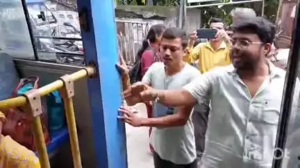 মাটিগাড়া: শিলিগুড়ির কোর্ট মোড়ে সরকারি বাস থেকে যাত্রী নামিয়ে দিল বনধ সমর্থকরা, বন্ধ করে দিলো পোস্ট অফিস