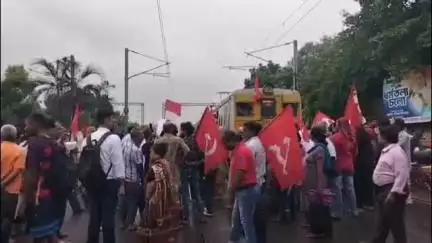 ব্যারাকপুর ২: চারটি শ্রম কোড বাতিল সহ বিভিন্ন দাবিতে ডাকা ধর্মঘটের সমর্থনে খড়দহে সিপিআইএমের রেল অবরোধ