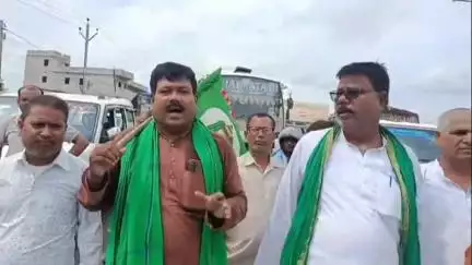 मोतिहारी बायपास चौक पर राजद जिला प्रधान महासचिव अधिवक्ता सुरेश सहनी के नेतृत्व में बिहार बंद !