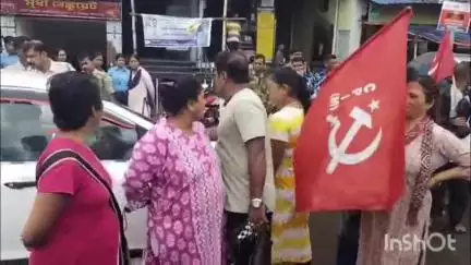 বারাসাত ১: বাম - কংগ্রেসের শ্রমিক সংগঠনগুলির ডাকা ধর্মঘটে বারাসাত হেলাবটলায় উত্তেজনা