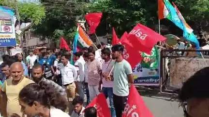 समस्तीपुर: शहर के दरभंगा-पटना मुख्य मार्ग पर बिहार बंदी को सफल बनाने के लिए छात्र संगठनों ने किया सड़क जाम