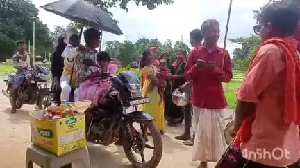 मैनपाट: डूमरपारा में दूल्हा मोटरसाइकिल पर निकला दुल्हनिया लेने, पीछे छतरी पकड़कर बैठा दूल्हा
