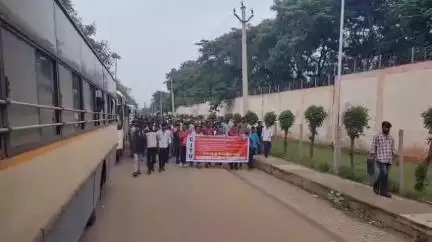 సంగారెడ్డి: సదాశివపేట ఎంఆర్ఎఫ్ పరిశ్రమ వద్ద సిఐటియు నిరసన ర్యాలీ