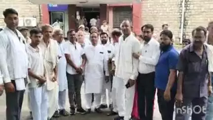 दौसा: दौसा विधायक दीनदयाल बेरवा के निवास पर हुई चोरी के विरोध में कांग्रेस ने एसपी को सौंपा ज्ञापन