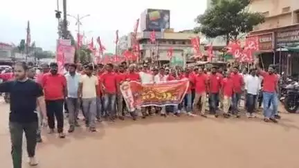 జహీరాబాద్: జహీరాబాద్‌లో దేశవ్యాప్త సార్వత్రిక సమ్మెలో భాగంగా సీఐటీయూ ఆధ్వర్యంలో కార్మికుల భారీ ర్యాలీ