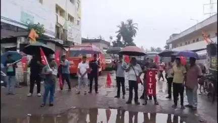 চাকদা: কেন্দ্রীয় সরকারের বিরুদ্ধে একাধিক ইস্যুতে বামেদের ডাকা 12 ঘন্টার ভারত বনদ সফল করতে চাকদা বাস স্টান্ডে অবরোধ বামেদের
