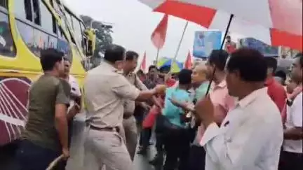 তমলুক: দেশব্যাপী সাধারণ ধর্মঘটের সমর্থনে মিছিল ও 116B জাতীয় সড়ক অবরোধ চলাকালীন চন্ডিপুরে আজ ধর্মঘটিদের সঙ্গে পুলিশের বচসা
