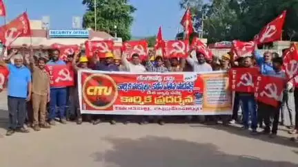 సమస్యలను పరిష్కరించాలని డిమాండ్ చేస్తూ కొండపల్లి పారిశ్రామిక వాడలో విధులు బహిష్కరించి ఆందోళన చేపట్టిన కార్మికులు