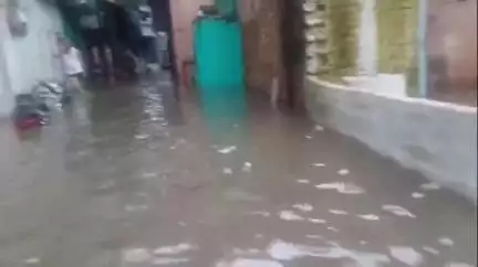 झांसी: नाले पर अतिक्रमण के कारण खुशीपुरा वार्ड नंबर 14 में भर रहा है बारिश का पानी,जनता को हो रही है परेशानी #jansamasya