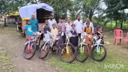 हरसूद: पूर्व नगर परिषद अध्यक्ष ने 5 छात्राओं को साइकिलें वितरित कीं, छात्राओं के चेहरे खिले