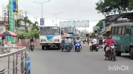 গঙ্গারামপুর: সিপিআইএমের কেন্দ্রীয় শ্রমিক ইউনিয়নের ডাকা বন্ধের মিশ্র প্রভাব গঙ্গারামপুর জুড়ে