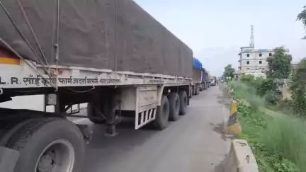 औरंगाबाद: गहन पुनरीक्षण के विरोध में औरंगाबाद भी कराया गया बंद, एनएच-19 रहा जाम; विपक्षी दलों ने टायर जलाकर किया प्रदर्शन