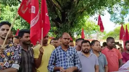 কোকৰাঝাৰ ভাগ: ছালাকাটিত শ্ৰম সংহিতা বাতিল, শ্ৰমিকৰ ন্যূনতম মজুৰি বৃদ্ধিৰ দাবীত চিটুৰ উদ্যোগত ধৰ্মঘট পালন