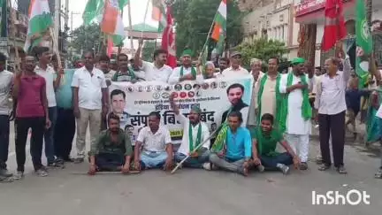 जमालपुर: बंदी को सफल बनाने को लेकर राजद कार्यकर्ता सड़क पर उतरे, जुबली बेल चौक पर किया प्रदर्शन
