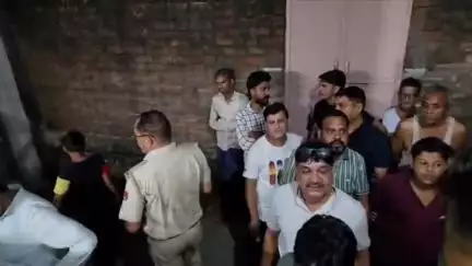 विजयनगर: बिजयनगर शहर स्थित कमला फैक्ट्री क्षेत्र में देर रात अज्ञात चोरों ने एक सूने मकान से कीमती सामान किया चोरी