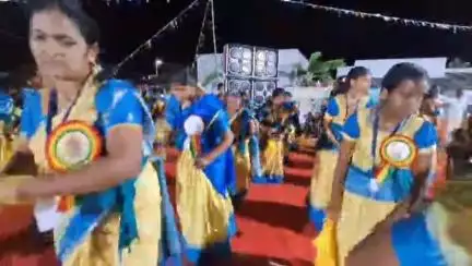 வேடசந்தூர்: கெட்டியப்பட்டியில் கோவில் திருவிழாவில் ஓம் கந்தன் கும்மி குழுவினரின் கும்மியாட்டம்